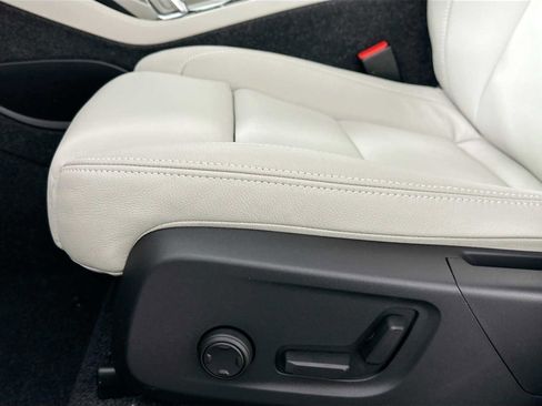 Used 2025 Volvo XC40 B5 Plus w/ Protection Package Premier image 15