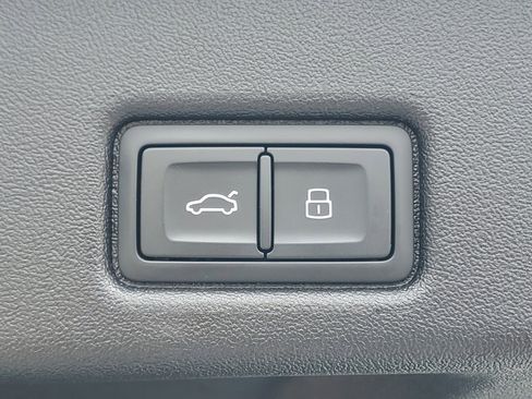 Used 2025 Audi Q5 Premium w/ Convenience Package image 10