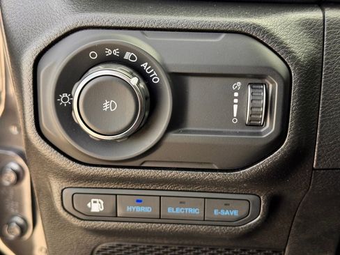 Used 2023 Jeep Wrangler Unlimited Sahara w/ Cold Weather Group AWD/4WD image 35