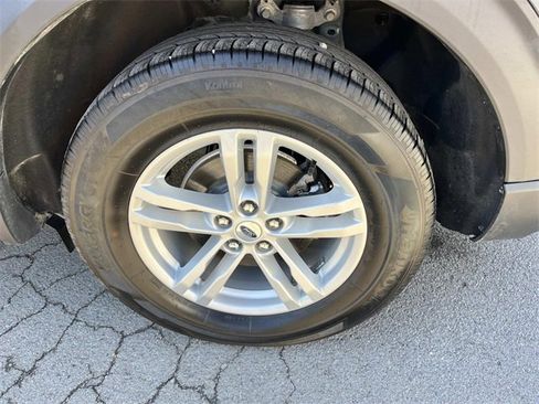 Used 2023 Ford Explorer XLT image 11