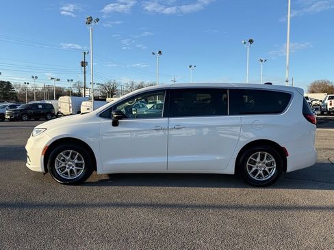 Used 2024 Chrysler Pacifica Touring-L image 7