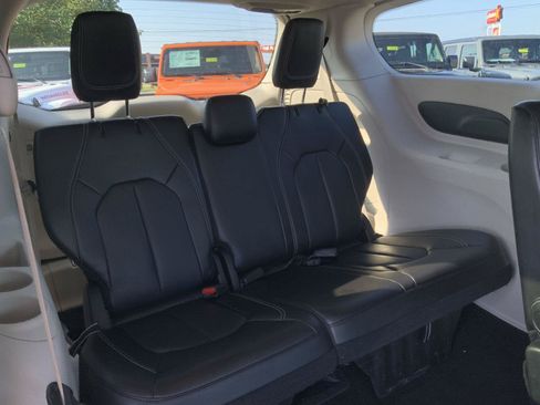 Used 2023 Chrysler Pacifica Touring-L FWD image 53