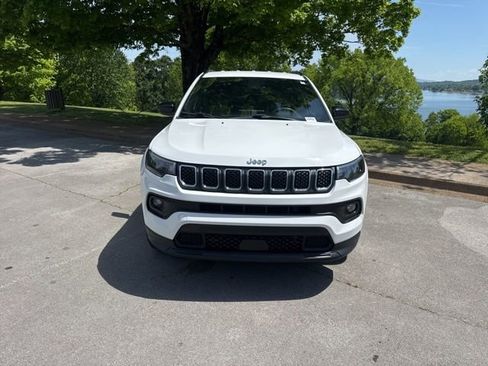 Used 2023 Jeep Compass Latitude w/ Convenience Group AWD/4WD image 2