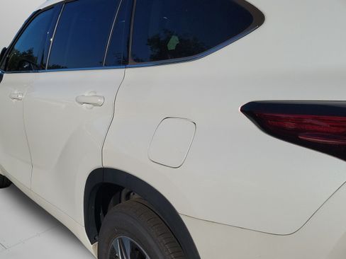Used 2022 Toyota Highlander XLE FWD image 27