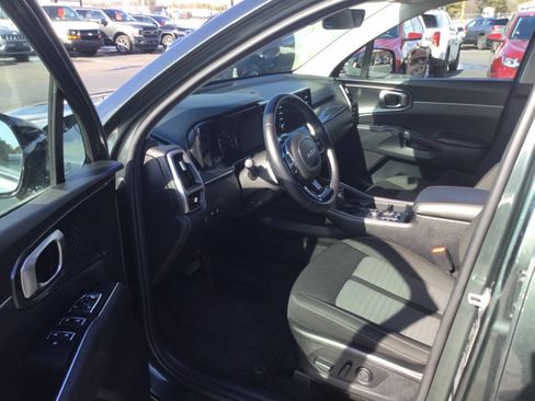 Used 2023 Kia Sorento LX image 9