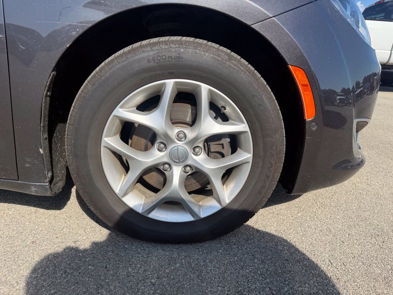 Used 2018 Chrysler Pacifica Touring-L Plus FWD image 16