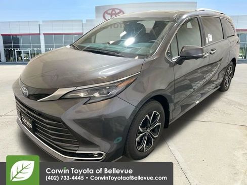 New 2025 Toyota Sienna Platinum image 4