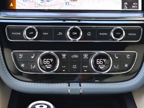 New 2025 Bentley Bentayga Azure V8 image 18