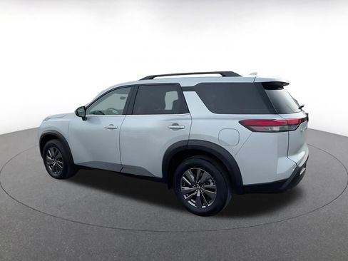 Used 2025 Nissan Pathfinder SV image 10