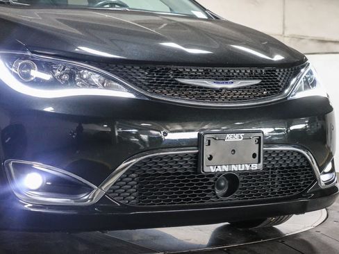 Used 2019 Chrysler Pacifica Limited w/ Advanced Safetytec Group FWD image 8