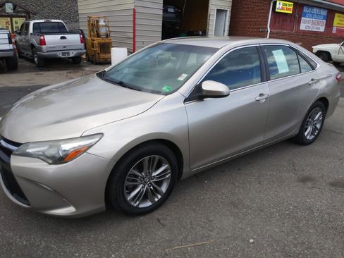 Used 2015 Toyota Camry SE image 4