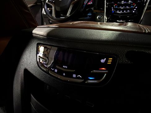 Used 2017 Cadillac Escalade Premium Luxury RWD image 28
