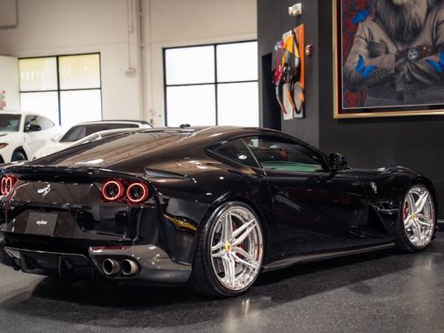 Used 2018 Ferrari 812 Superfast RWD image 11