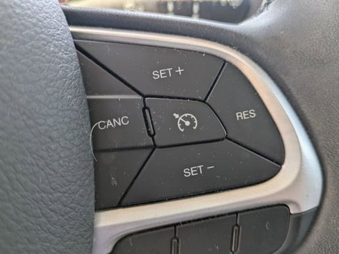 Used 2019 Jeep Renegade Latitude AWD/4WD image 15
