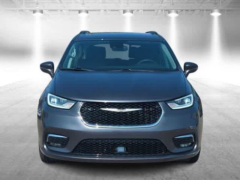 Used 2022 Chrysler Pacifica Touring-L AWD/4WD image 3