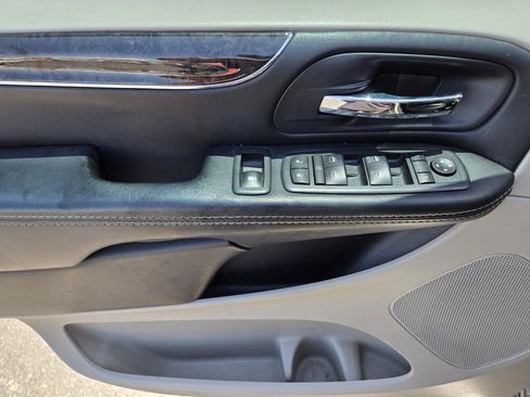 Used 2016 Chrysler Town & Country Touring FWD image 15