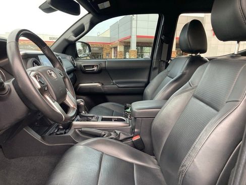 Used 2022 Toyota Tacoma Limited image 10