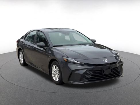 Used 2025 Toyota Camry LE image 3