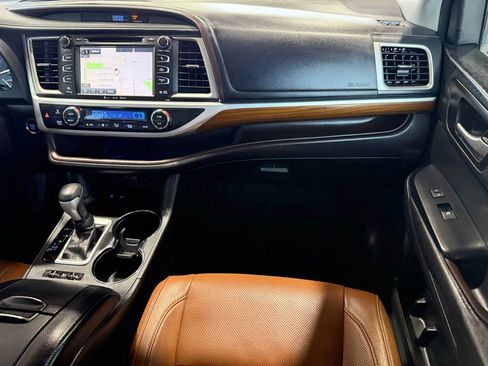 Used 2017 Toyota Highlander Limited FWD image 12