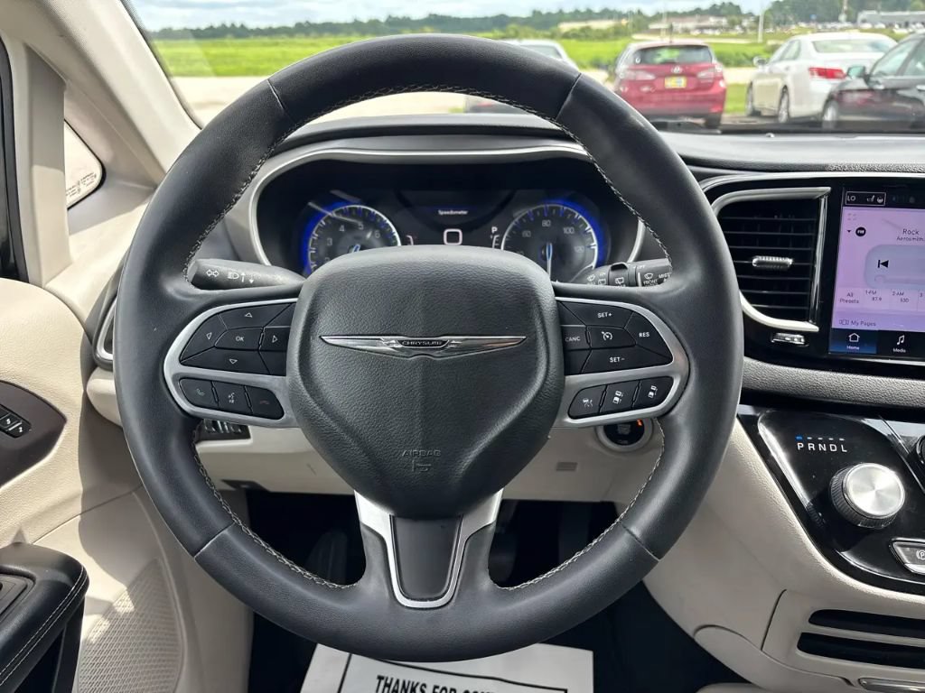 Used 2022 Chrysler Pacifica Touring-L FWD image 13