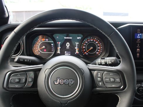 Used 2025 Jeep Wrangler Unlimited Rubicon AWD/4WD image 29