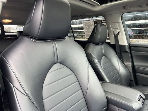 Used 2023 Toyota Highlander XLE image 23