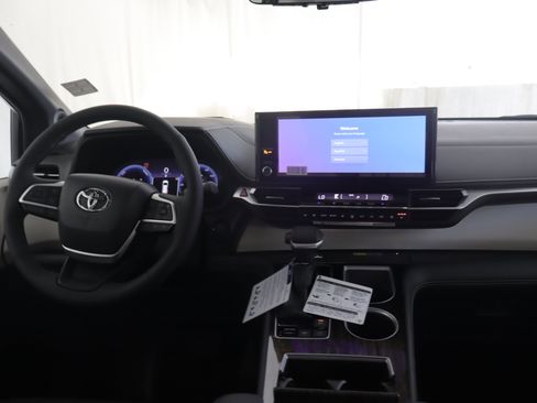 New 2026 Toyota Sienna Platinum AWD/4WD image 2