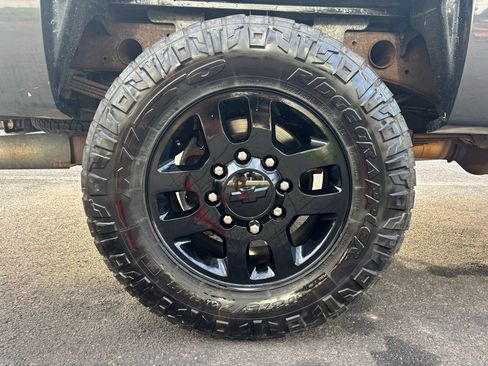 Used 2011 Chevrolet Silverado 2500 LT w/ Interior Plus Package image 17