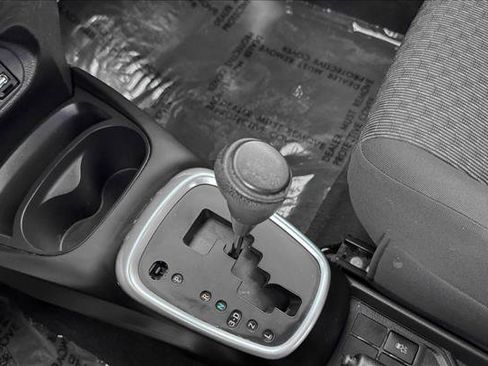 Used 2017 Toyota Yaris L image 15