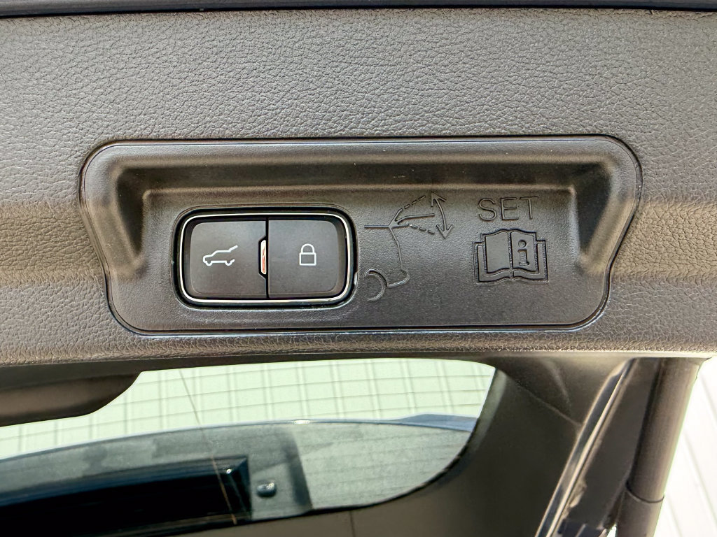 Used 2021 Ford Explorer Limited w/ Equipment Group 301A AWD/4WD image 19