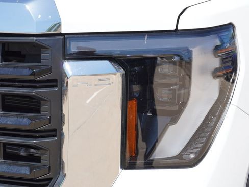 Used 2025 GMC Sierra 2500 Pro AWD/4WD image 4