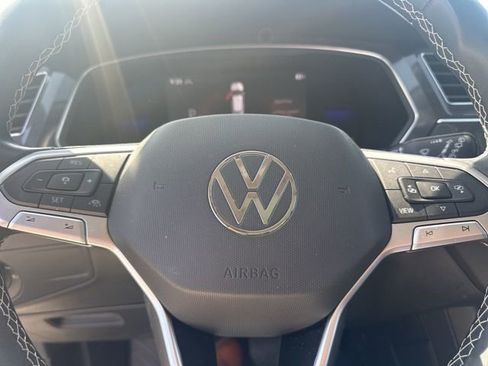 Used 2022 Volkswagen Tiguan SE w/ Panoramic Sunroof Package AWD/4WD image 10
