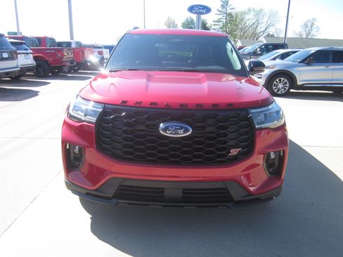 Used 2025 Ford Explorer ST AWD/4WD image 2