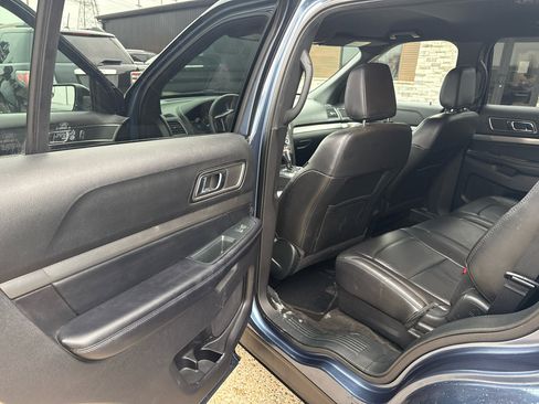 Used 2018 Ford Explorer XLT w/ Equipment Group 202A image 10