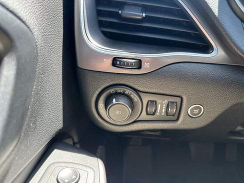 Used 2022 Jeep Cherokee Latitude Lux w/ Sun & Sound Group AWD/4WD image 19