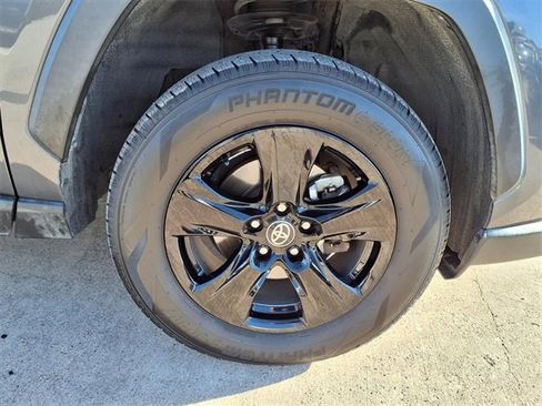 Used 2022 Toyota RAV4 XLE image 9