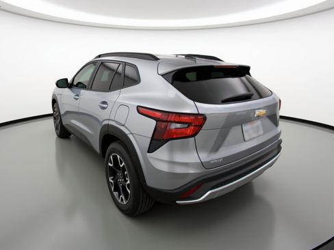 Used 2025 Chevrolet Trax LT w/ LT Convenience Package image 6