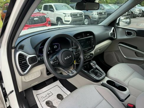 Used 2025 Kia Soul LX w/ LX Technology Package FWD image 3