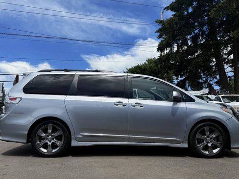 Used 2012 Toyota Sienna SE FWD image 6