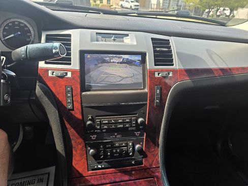 Used 2014 Cadillac Escalade Luxury AWD/4WD image 21