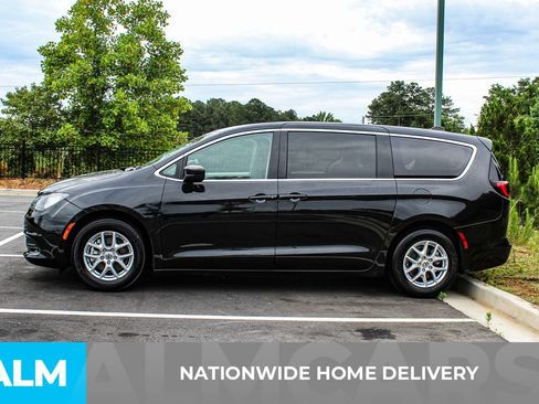 Used 2023 Chrysler Voyager LX FWD image 4