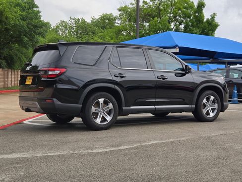 Used 2025 Honda Pilot EX-L image 3