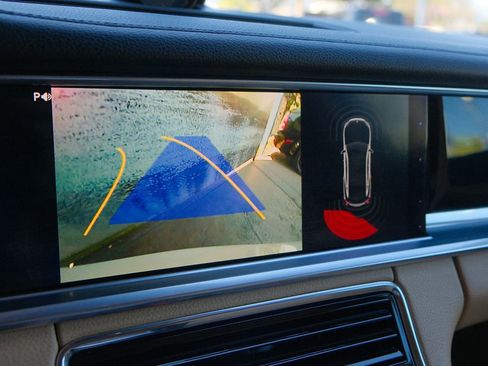 Used 2017 Porsche Panamera image 21