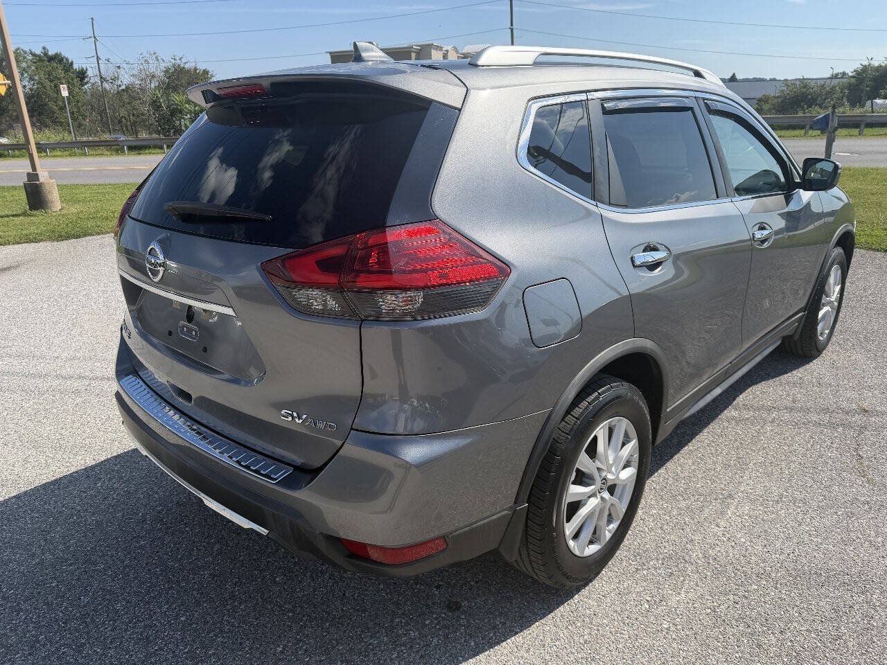 Used 2017 Nissan Rogue SV AWD/4WD image 4
