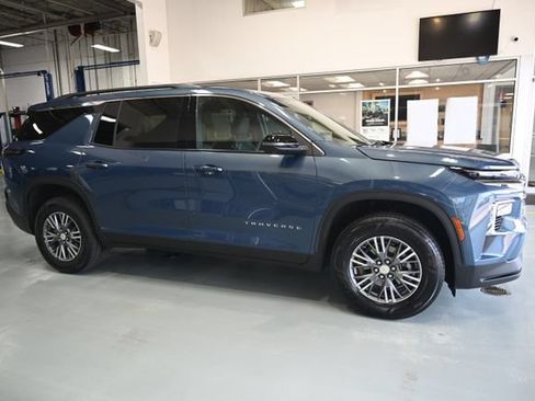 Used 2025 Chevrolet Traverse LT w/ Driver Confidence Package FWD image 4