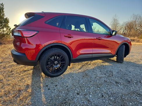 Used 2022 Ford Escape SE w/ SE Sport Appearance Package image 3