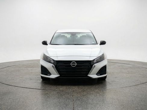 Used 2025 Nissan Altima 2.5 SV FWD image 2