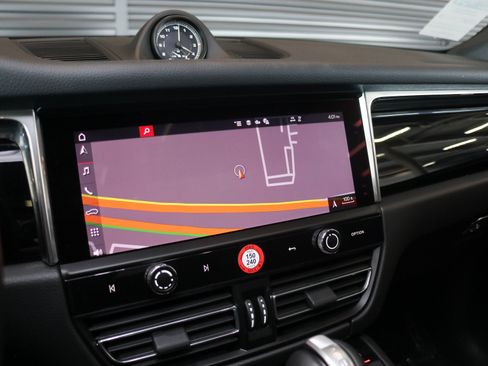 Certified 2026 Porsche Macan AWD/4WD image 21