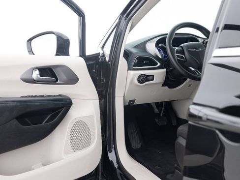 Used 2021 Chrysler Pacifica Touring FWD image 24