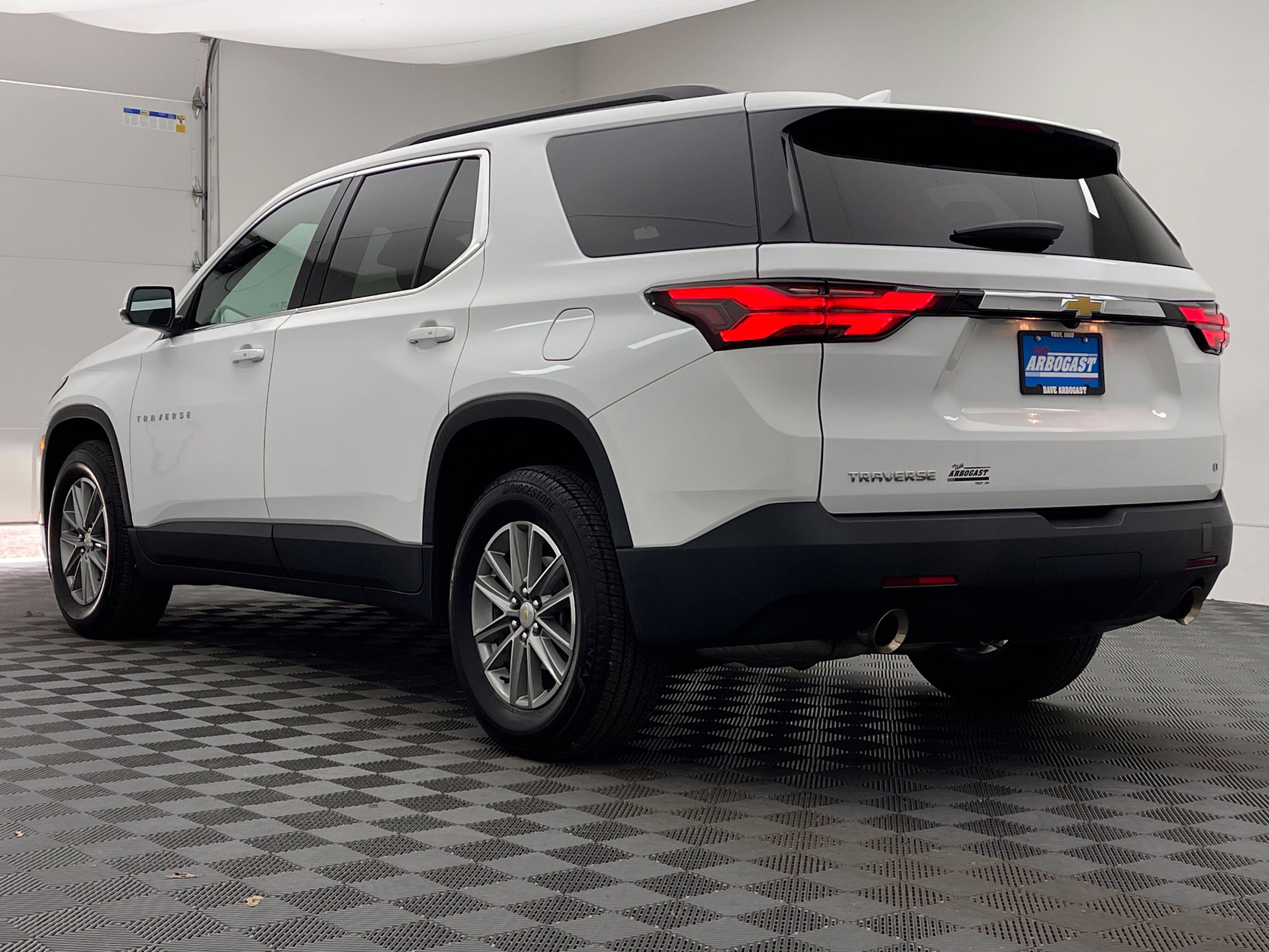 Used 2023 Chevrolet Traverse LT FWD image 11